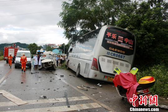图为事故救援现场。 翟华庆 摄