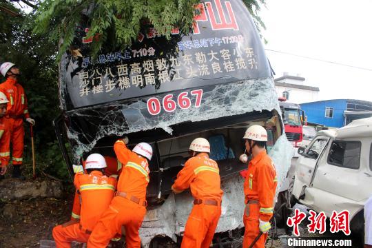 桂林一大客车与面包车相撞 10人被困客车内
