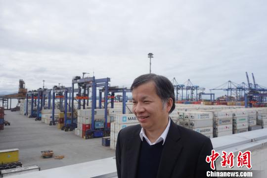 图为8月28日招商局港口副总经理兼TCP公司董事长陆永新在巴西巴拉那瓜港接受记者采访。　莫成雄　摄