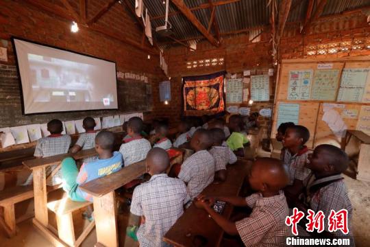 图为乌干达卡里加村小学学生们正在观看电影《功夫》。四达时代供图