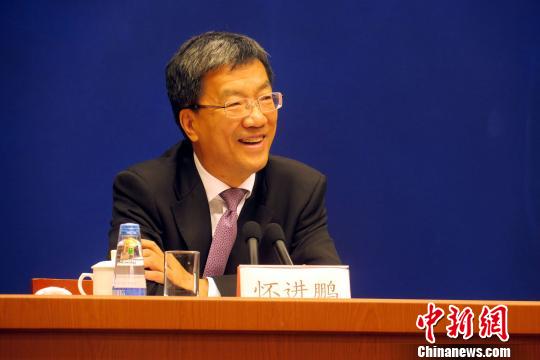 中国科协常务副主席怀进鹏回答媒体提问。　孙自法　摄