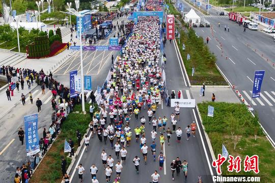 图为2018兰州新区半程马拉松赛比赛现场。 丁凯 摄