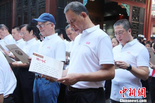 船政後裔誦讀祭文。 王彥 攝