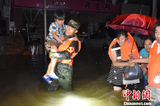武警转移民众。 潘桂添 摄 广东武警抗击超强台风“山竹” 转移民众3000余名