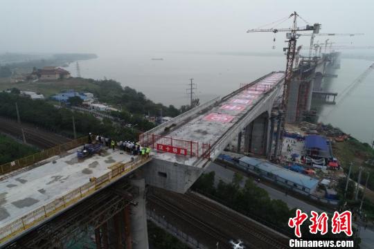 圖爲,崔家橋漢江特大橋正在轉體 歐陽耀坤 攝
