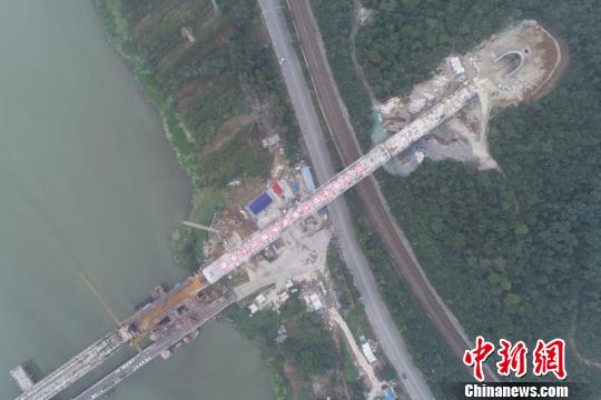 圖爲,崔家橋漢江特大橋轉體成功 歐陽耀坤 攝