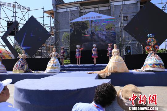 中外模特上演T台秀。 谢耘 摄