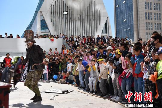 来自国外的艺术团队演出吸引小朋友浓厚兴趣。 王晓光 摄