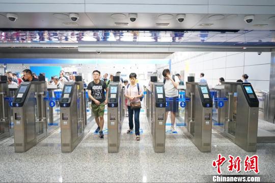 广州口岸国庆首日出入境人数破6万 东南亚国家