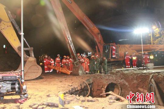 发现被困群众后,消防官兵正准备下到坑底救援。 钟欣 摄