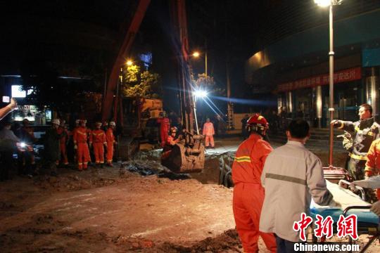 医疗救护人员正在待命。 钟欣 摄