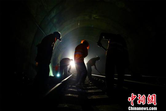 铁路工人们在作业结束后整理线路。 汪翰 摄