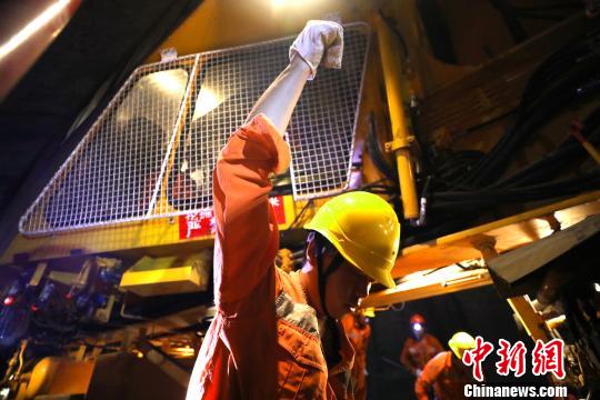一名铁路工人在指挥大型清筛机作业。 汪翰 摄