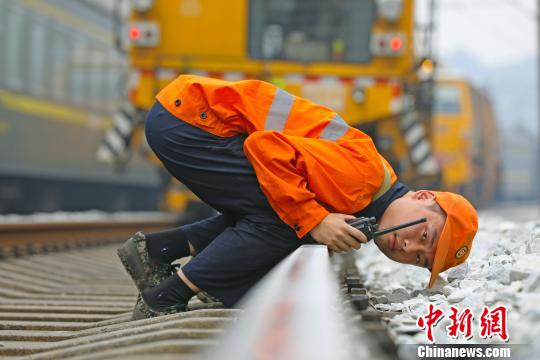 铁路工人在勘察线路情况。 汪翰 摄