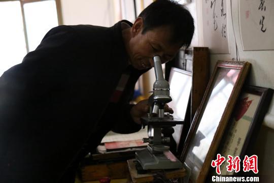 旅客体验非遗文物。 李佩珊 摄
