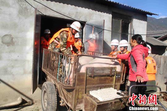 图为迪庆武警帮助民众转移牲畜。武警迪庆支队供图