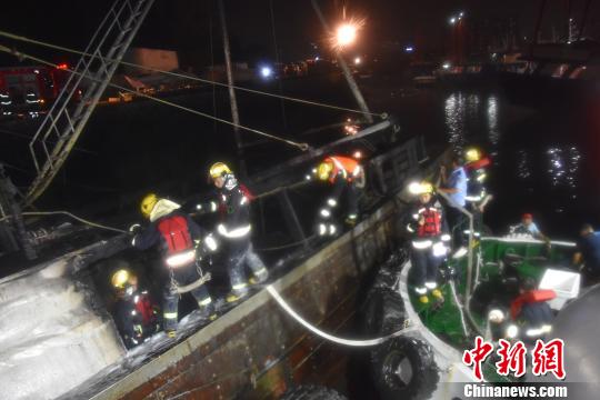  消防人员登船救援 彭龙 摄