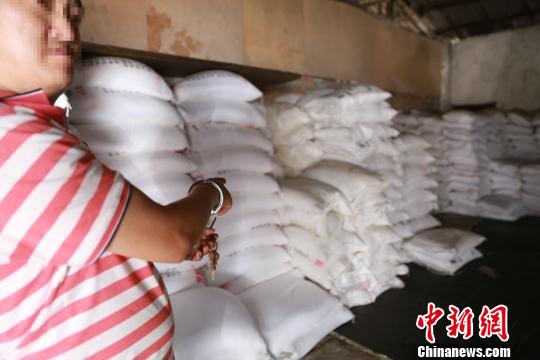 犯罪嫌疑人指认生产现场 刘刚 摄