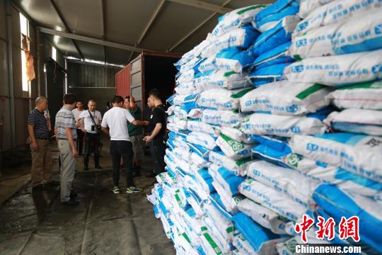 民警捣毁制假窝点 刘刚 摄