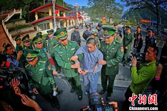 图为移交现场。警方供图 警方供图 摄
