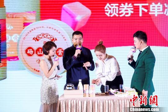 图为现场推介砀山梨膏。 供图 摄