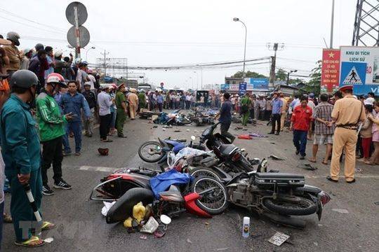 越南一失控货车路口撞飞21辆摩托车致4死18伤