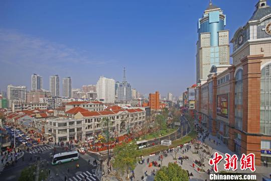 图为,武汉市江汉区中山大道 江汉宣 摄