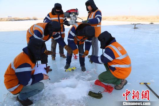 圖爲橋隧工人準備檢測。 關明月 攝