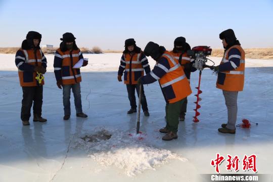 圖爲橋隧工人準備檢測。 關明月 攝