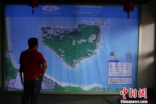 蜈支洲岛集散码头,一位游客在查看景区地图。 王晓斌 摄