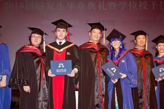 2018年6月,翟天临身着博士服拍毕业照(图据视觉中国)