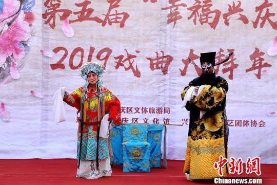 演员现场演出秦腔《铡美案》经典选段《三对面》。 李佩珊 摄