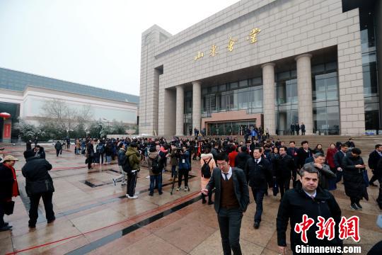 2月14日,山东省第十三届人民代表大会第二次会议在济南召开。人大代表、政协委员冒雪参会履职。 梁犇 摄