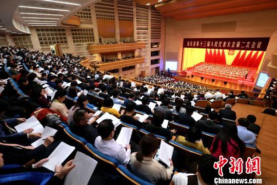 2月14日,山东省第十三届人民代表大会第二次会议在济南召开。 梁犇 摄