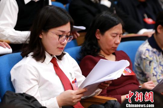 2月14日,山东省第十三届人民代表大会第二次会议在济南召开。与会代表认真听取《山东省政府工作报告》。 梁犇 摄