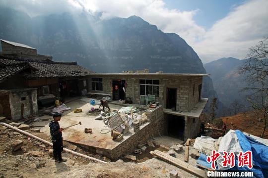 四川悬崖上的古路村:索道开通 村民生活大变样