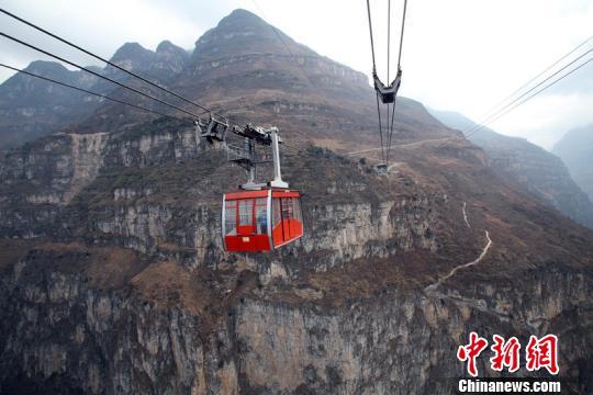 四川悬崖上的古路村:索道开通 村民生活大变样