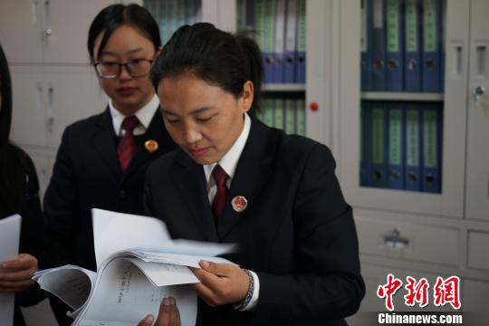 图为近日,白玛康卓查看桑日县食药监局关于桑日县人民检察院建议书的回复。 张伟 摄 图为近日,白玛康卓查看桑日县食药监局关于桑日县人民检察院建议书的回复。 张伟 摄