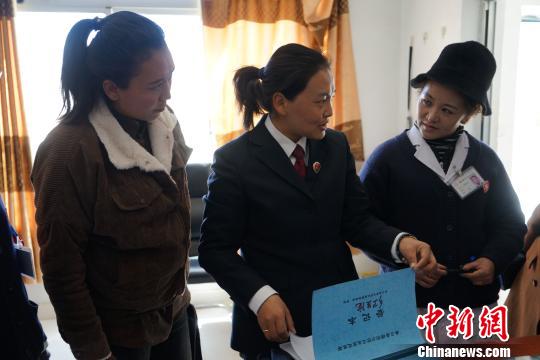 图为近日在增期乡卫生院,白玛康卓逐样查看了在售药品以及不合格药品医疗器械登记表、近效药登记本、药品催销登记表。 张伟 摄 图为近日在增期乡卫生院,白玛康卓逐样查看了在售药品以及不合格药品医疗器械登记表、近效药登记本、药品催销登记表。 张伟 摄