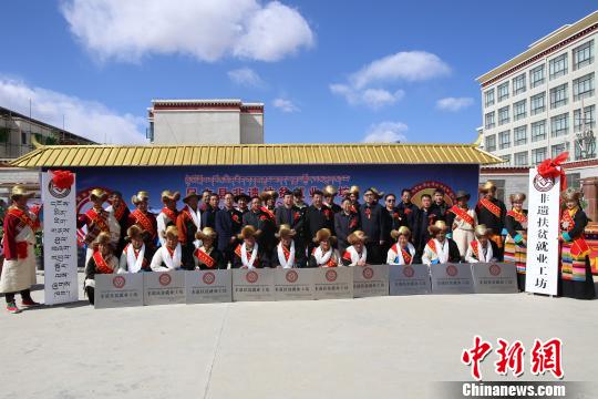 图为3月16日,西藏首批10家非遗扶贫就业工坊在拉萨市尼木县工艺园挂牌成立。 韩海兰 摄