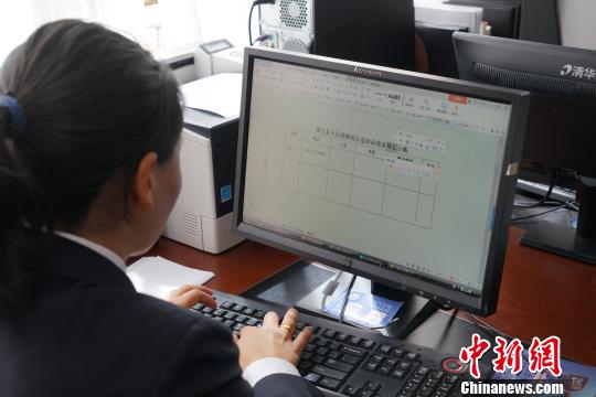 图为近日,结束了1天的走访调查,回到办公室的白玛康卓依然没有顾上休息,她忙着梳理今天走访的相关情况,整理撰写案件专题材料。 张伟 摄 图为近日,结束了1天的走访调查,回到办公室的白玛康卓依然没有顾上休息,她忙着梳理今天走访的相关情况,整理撰写案件专题材料。 张伟 摄