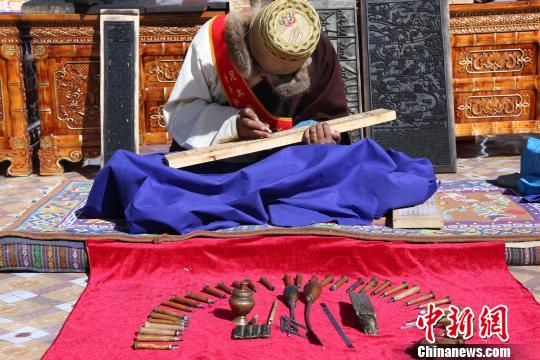 图为3月16日,尼木县农牧民展示民族雕刻制作。 韩海兰 摄 图为3月16日,尼木县农牧民展示民族雕刻制作。 韩海兰 摄