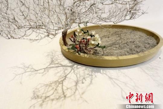 图为兰州花道艺人用甘肃河西一带的沙子及沙漠植物创作的