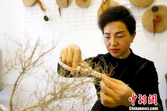图为兰州艺人修剪花道作品. 高展 摄