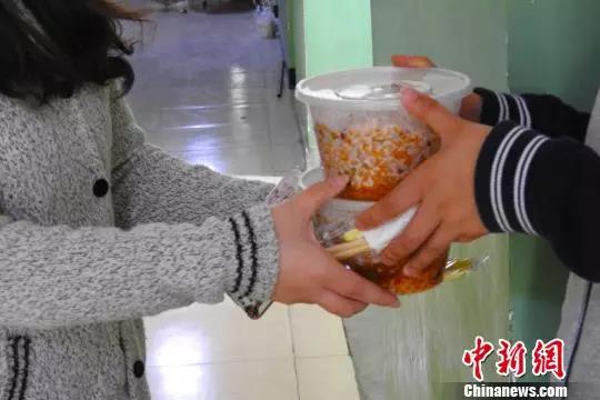 外卖配送员将外卖送到学生宿舍 受访者供图