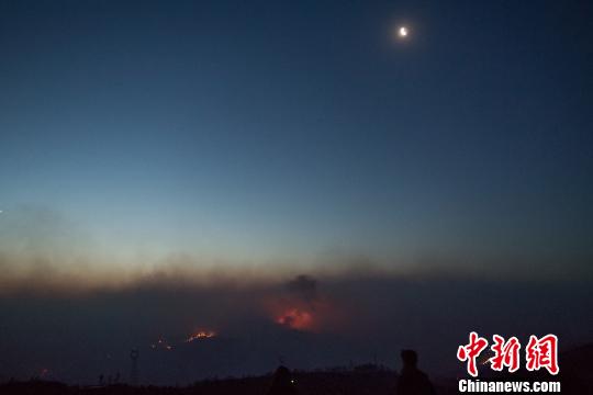 图为3月30日凌晨拍摄到的沁源森林火灾场景。 武俊杰 摄