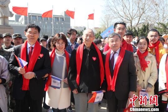 校領導及兩院院士代表出席活動共同爲祖國和母校慶生。 杜佳 攝