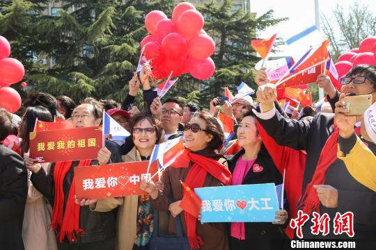 校友們從各地趕來參加校慶快閃活動。 杜佳 攝