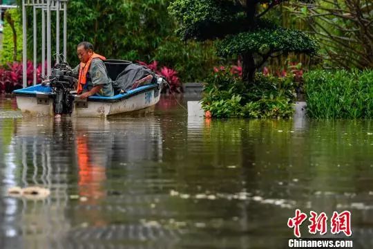廣州市19日上午遭強對流天氣襲擊,江邊步行道被水淹陳驥旻攝