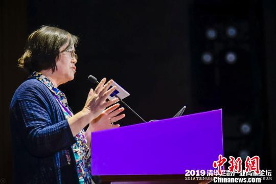 清华大学公共管理学院杨燕绥教授在4月19日开幕的2019清华老龄产业高端论坛上发表演讲时表示,中国医养体系建设面临的最大问题是如何用最短时间、最快速度、最低成本达到目的。清华同衡供图